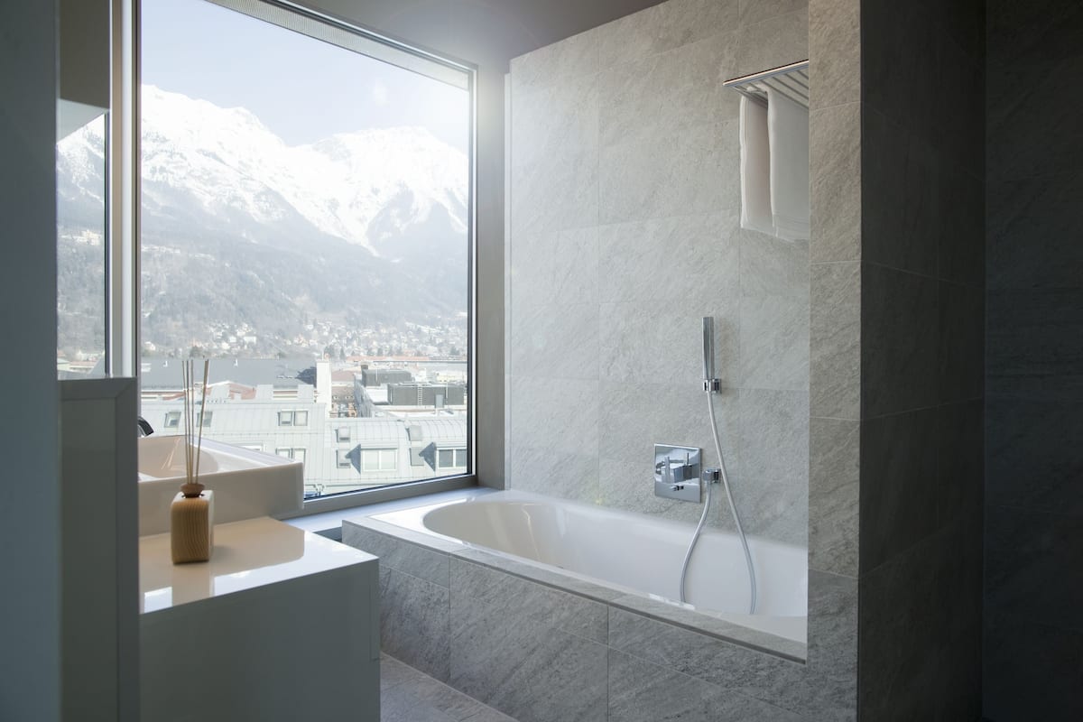 deluxe room | 1 bedroom, in-room safe, soundproofing, cots/infant beds