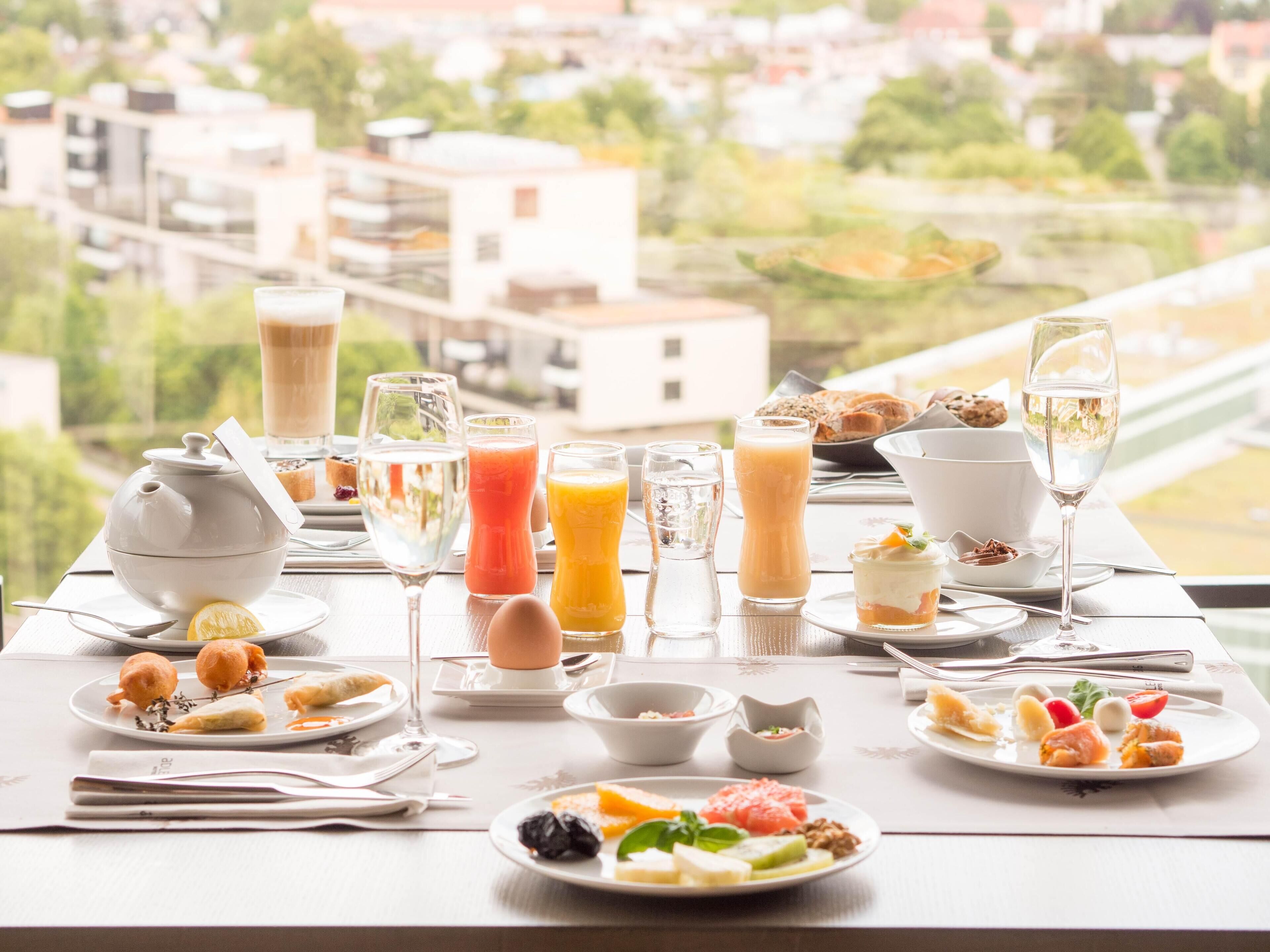 Petit déjeuner buffet (23 EUR par personne)