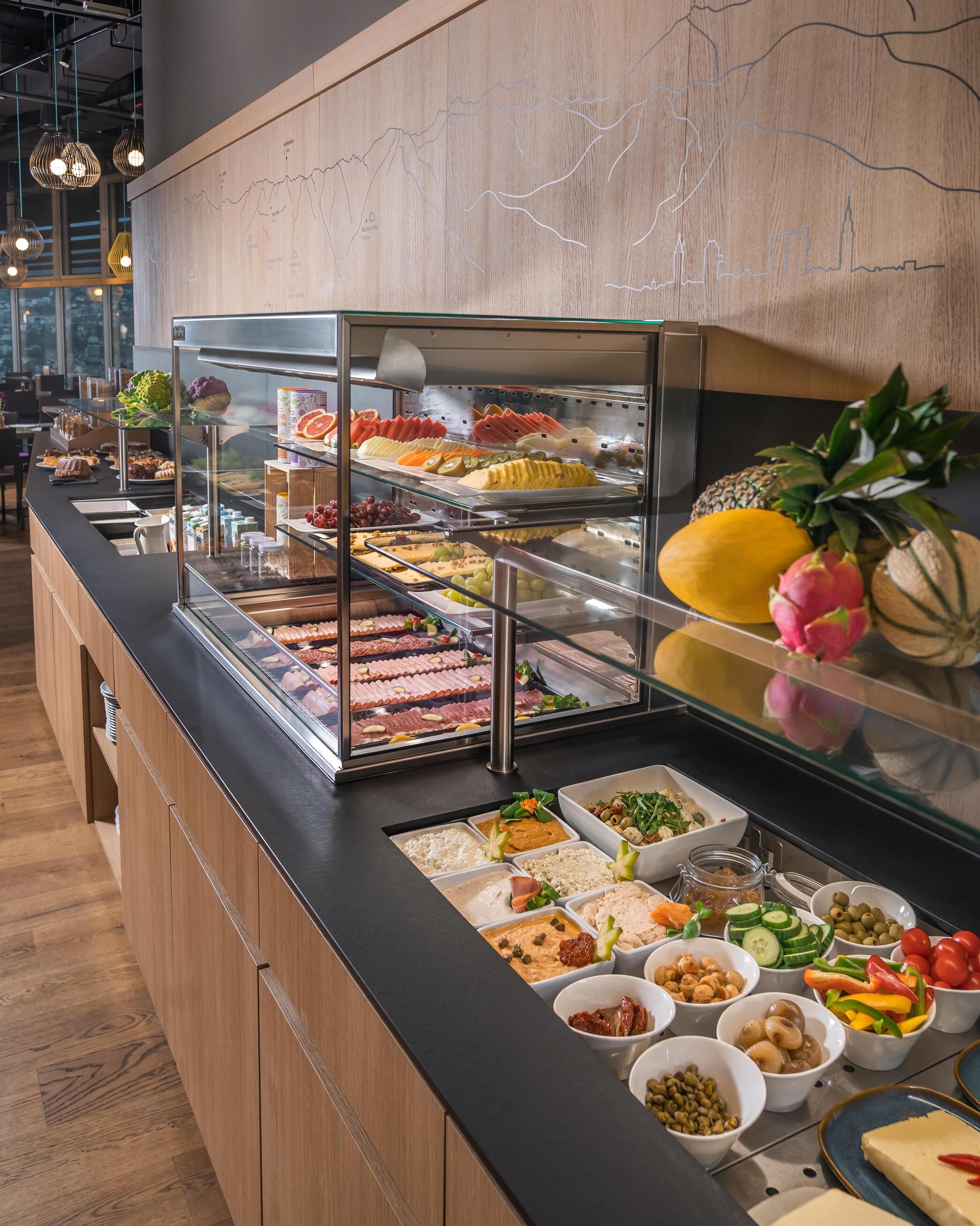 Un banco buffet con diversi cibi e una vetrina.