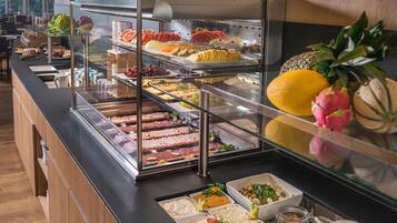 Un banco buffet con diversi cibi e una vetrina.
