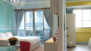 Family Room, 2 Bedrooms, City View | Ruang tamu | 32 inci televisyen dengan kabel 