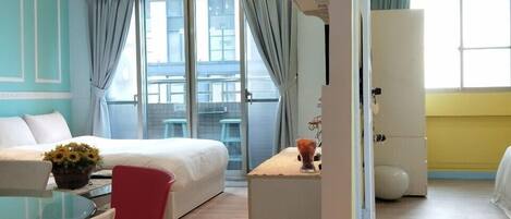 家庭客房, 2 間臥室, 城市景觀 | 起居區 | 32-吋電視,提供有線頻道