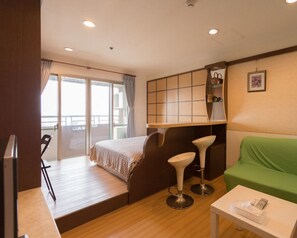 Desk, blackout drapes, free WiFi, bed sheets