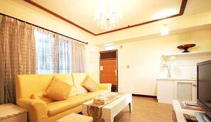 Familien-Vierbettzimmer, 2 Schlafzimmer | Schreibtisch, Verdunkelungsvorhänge, kostenloses WLAN, Bettwäsche