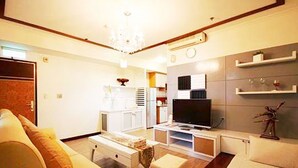 Family Quadruple Room, 2 Bedrooms | Meja, langsir/tirai gelap terus, Wi-fi percuma, cadar katil 