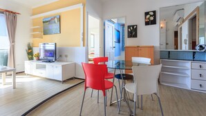 Family Quadruple Room, 2 Bedrooms | Meja, langsir/tirai gelap terus, Wi-fi percuma, cadar katil 