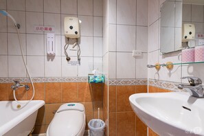 Deep-soaking bathtub, free toiletries, hair dryer, slippers - MB House (Kaohsiung)