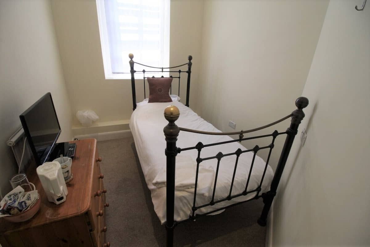 Single Room, Private Bathroom (room)