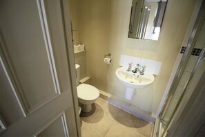 Double Room, Ensuite | Bathroom - The Saracens Head Hotel (Swindon)