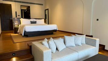 Un dormitorio moderno con una cama, un sofá y una mesa de centro.