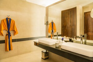 Baignoire et douche séparées, douche à « effet pluie »