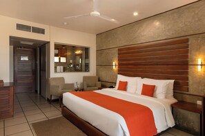 Habitación doble estándar, vista al mar | Caja de seguridad en la habitación y tabla de planchar con plancha 