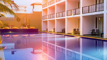 Piscine couverte, piscine extérieure, chaises longues