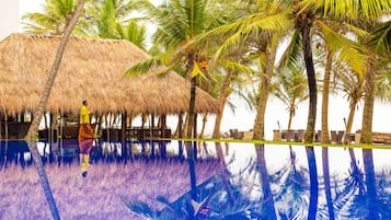 Hồ bơi trong nhà, hồ bơi ngoài trời, ghế dài tắm nắng
