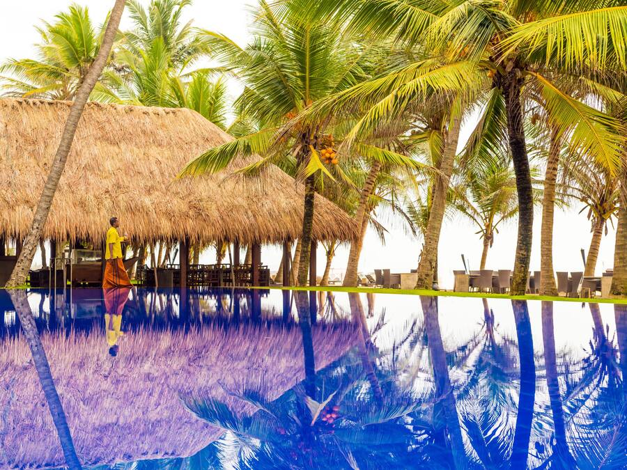 Innendørsbasseng, utendørsbasseng og solsenger