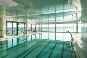 2 piscinas internas, funciona das 9h às 18h30, guarda-sóis