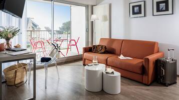 Junior suite, balkon, uitzicht op zee (Spa Access) | Luxe beddengoed, Tempur Pedic-bedden, een minibar, een kluis op de kamer