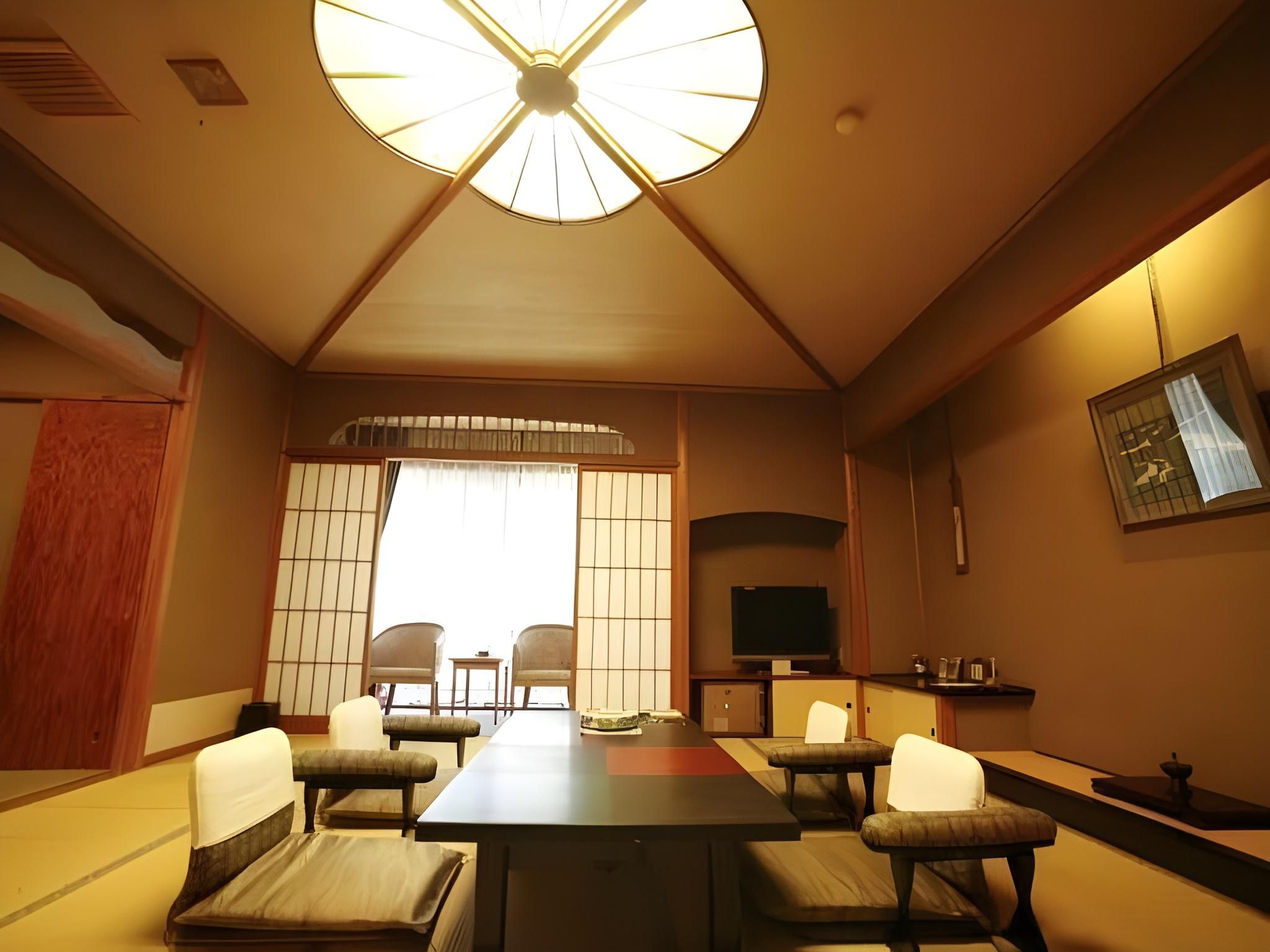 Una habitación tradicional japonesa con suelo de tatami, una mesa baja y puertas correderas.