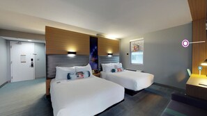 خزنة داخل الغرفة ومكتب وستائر تعتيم ومكواة/لوح كي