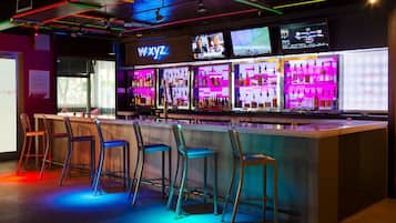 Serve jantar e happy hour