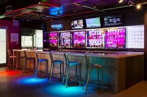 Serves dinner and happy hour - Aloft Miami - Brickell (Miami)