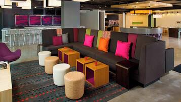 Serverer middag og happy hour