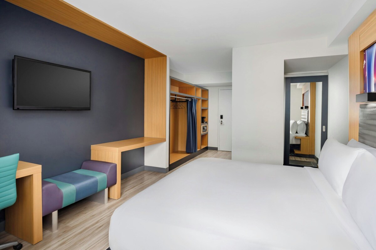 Room, 1 King Bed (High Floor) | In-room safe, desk, blackout curtains, iron/ironing board