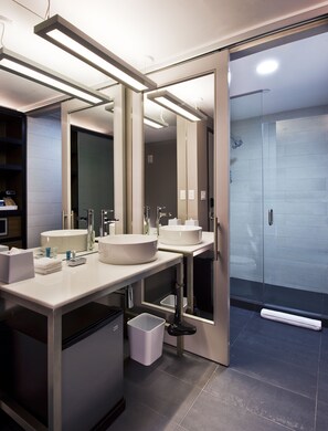Badewanne und Dusche (separat), Regendusche, Designer-Toilettenartikel
