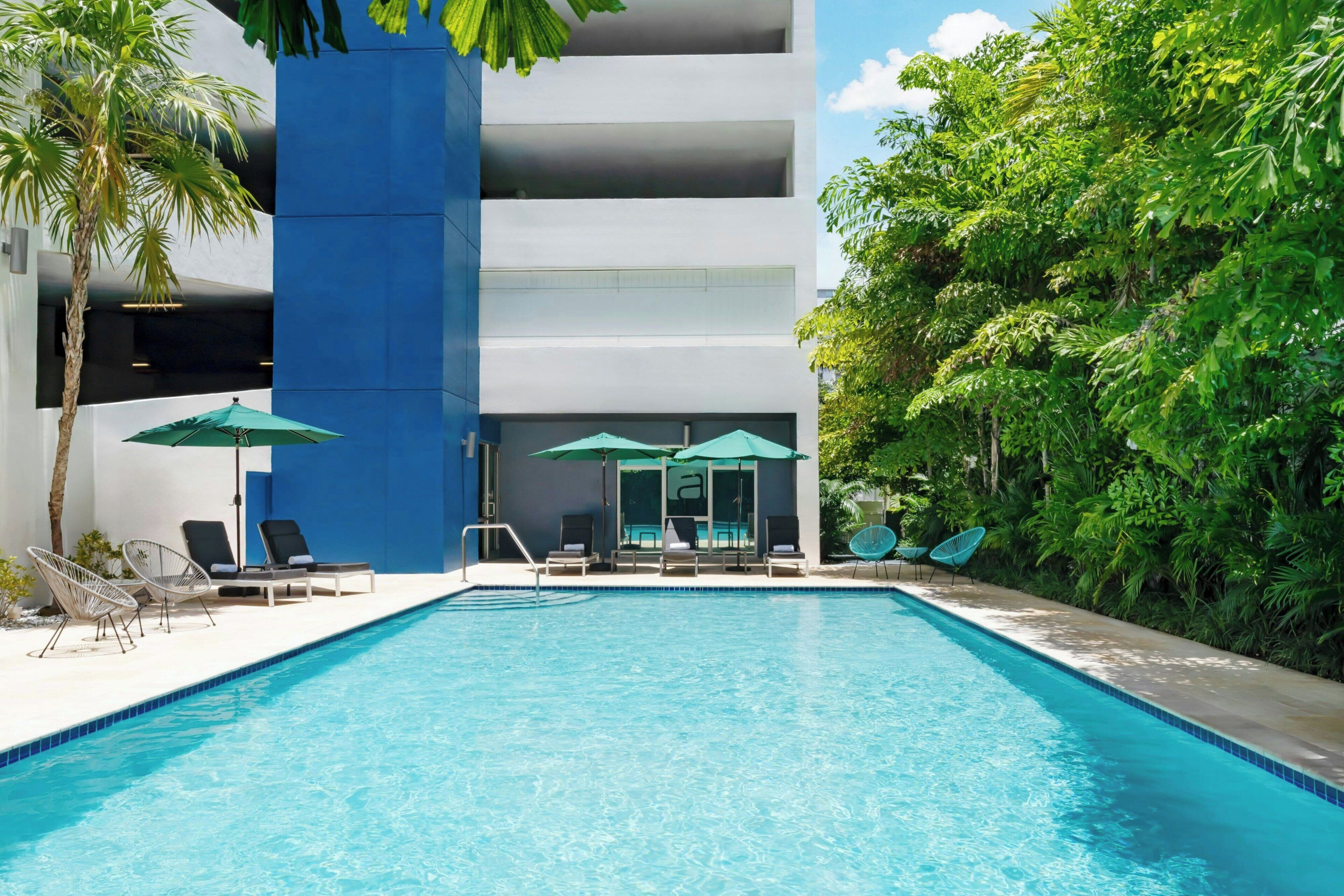 Piscine extérieure, chaises longues