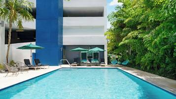 Piscine extérieure, chaises longues