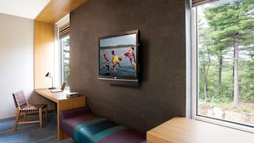 Cofres nos quartos, escrivaninha, cortinas blackout