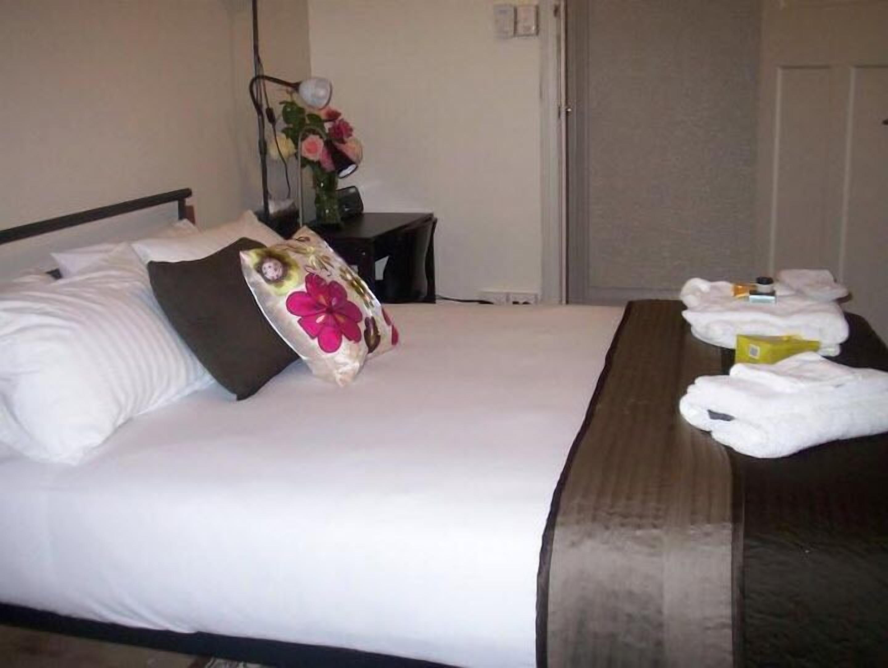 hotel suite queen | desk, soundproofing, free wifi