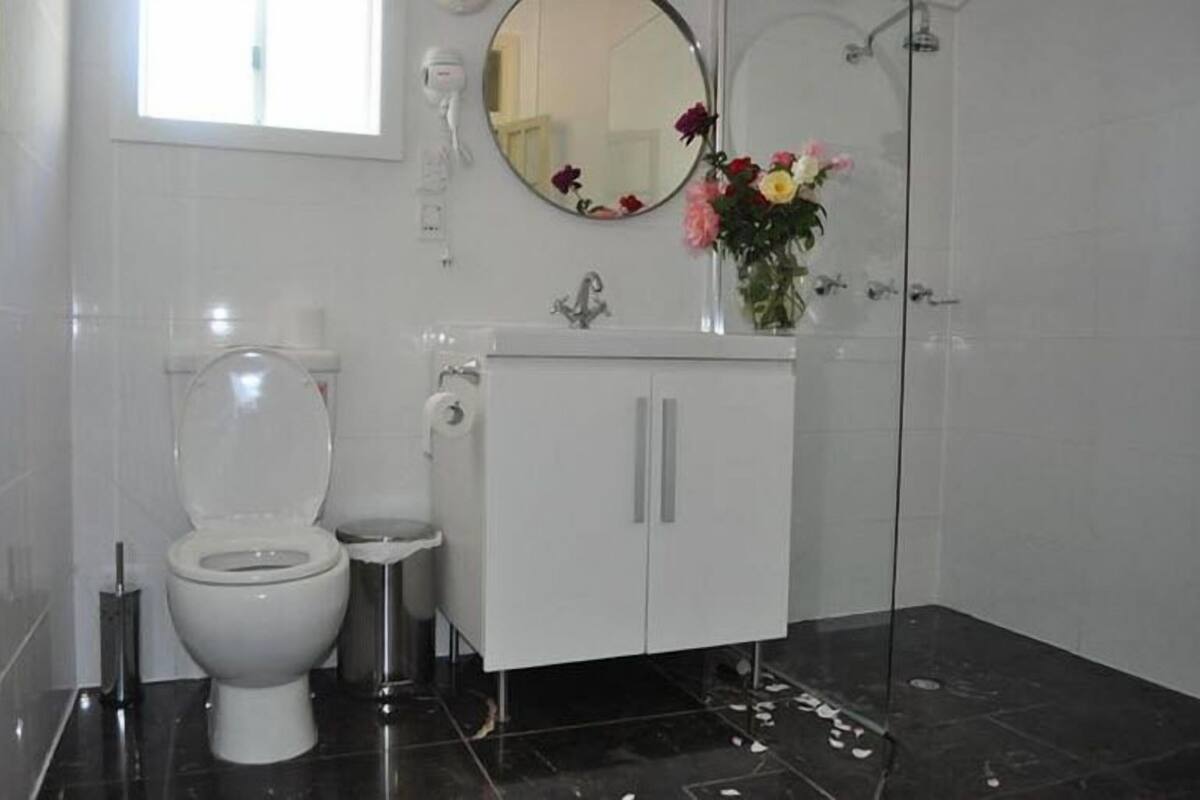 hotel suite queen | bathroom | towels