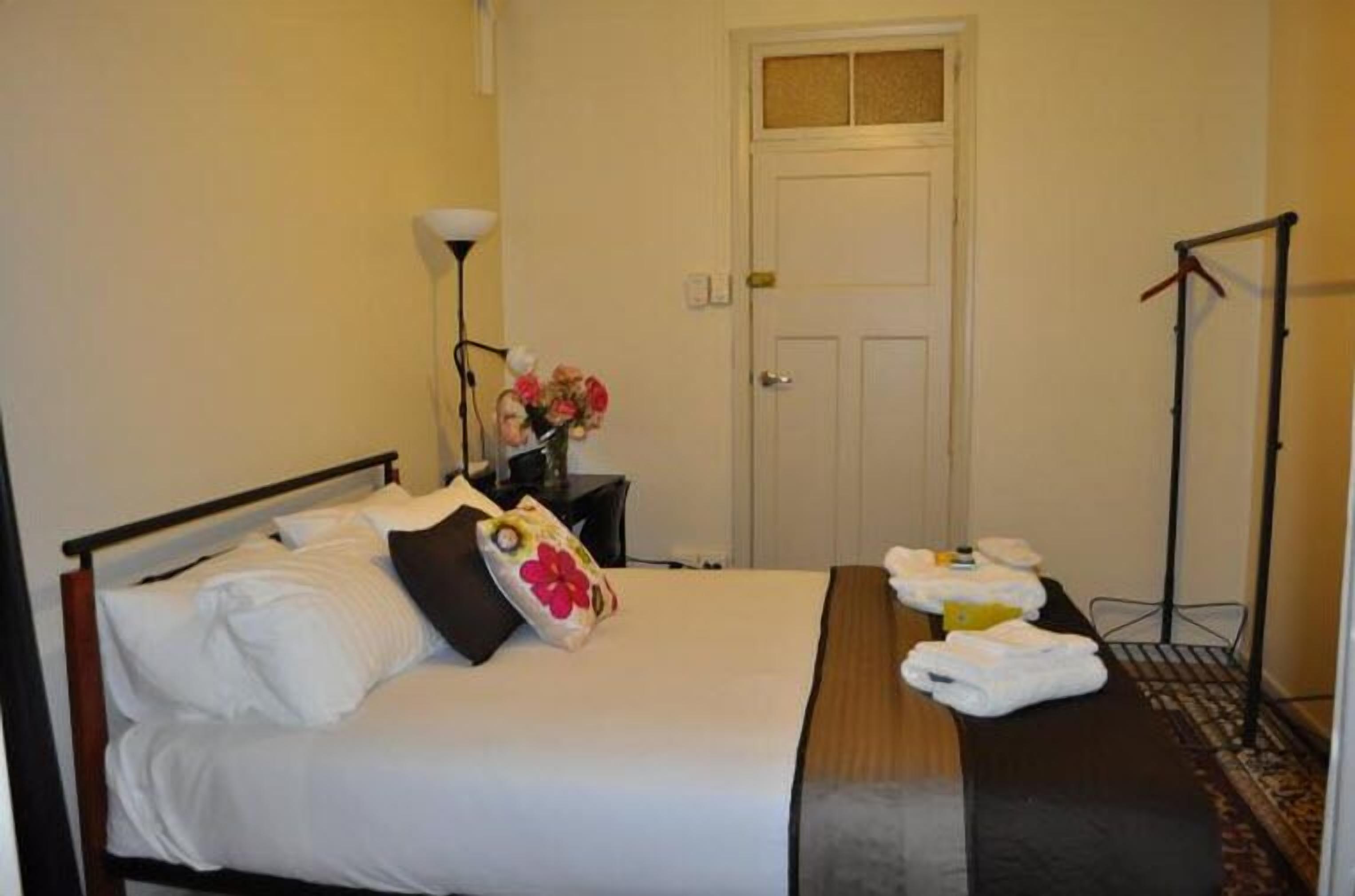 hotel suite queen | desk, soundproofing, free wifi