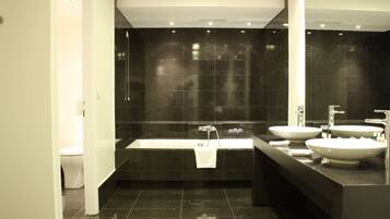 Suite (Semi-basement) | Bathroom | Free toiletries, hair dryer, bathrobes, slippers