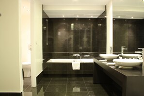 Suite (Semi-basement) | Bathroom | Free toiletries, hair dryer, bathrobes, slippers - Theoxenia House Hotel (Kifisia)