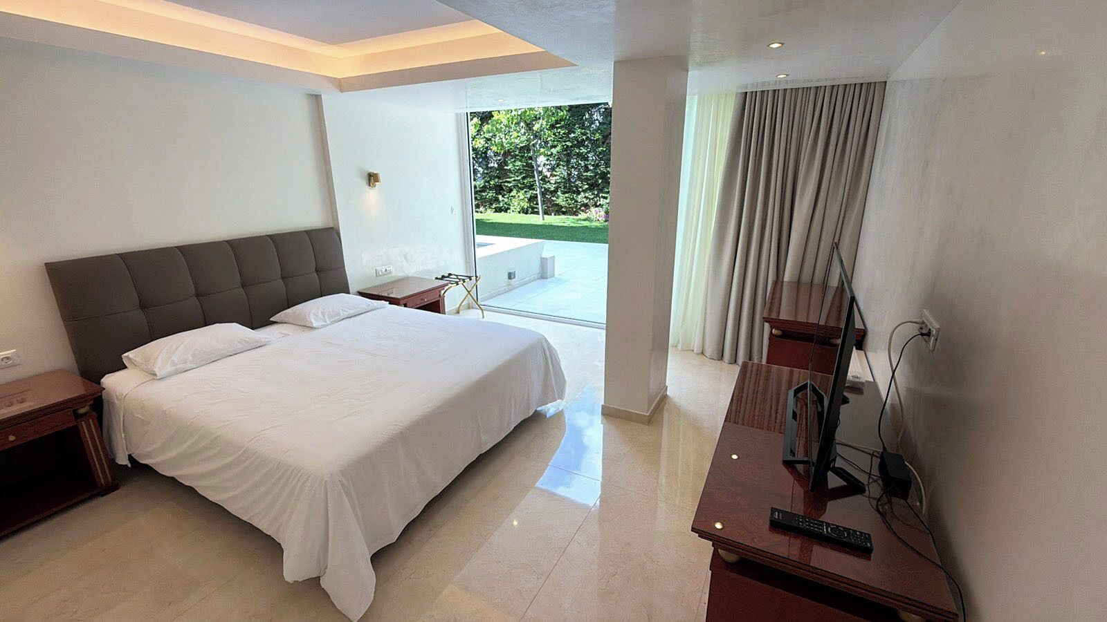 Garden Suite | Premium bedding, minibar, in-room safe, individually decorated