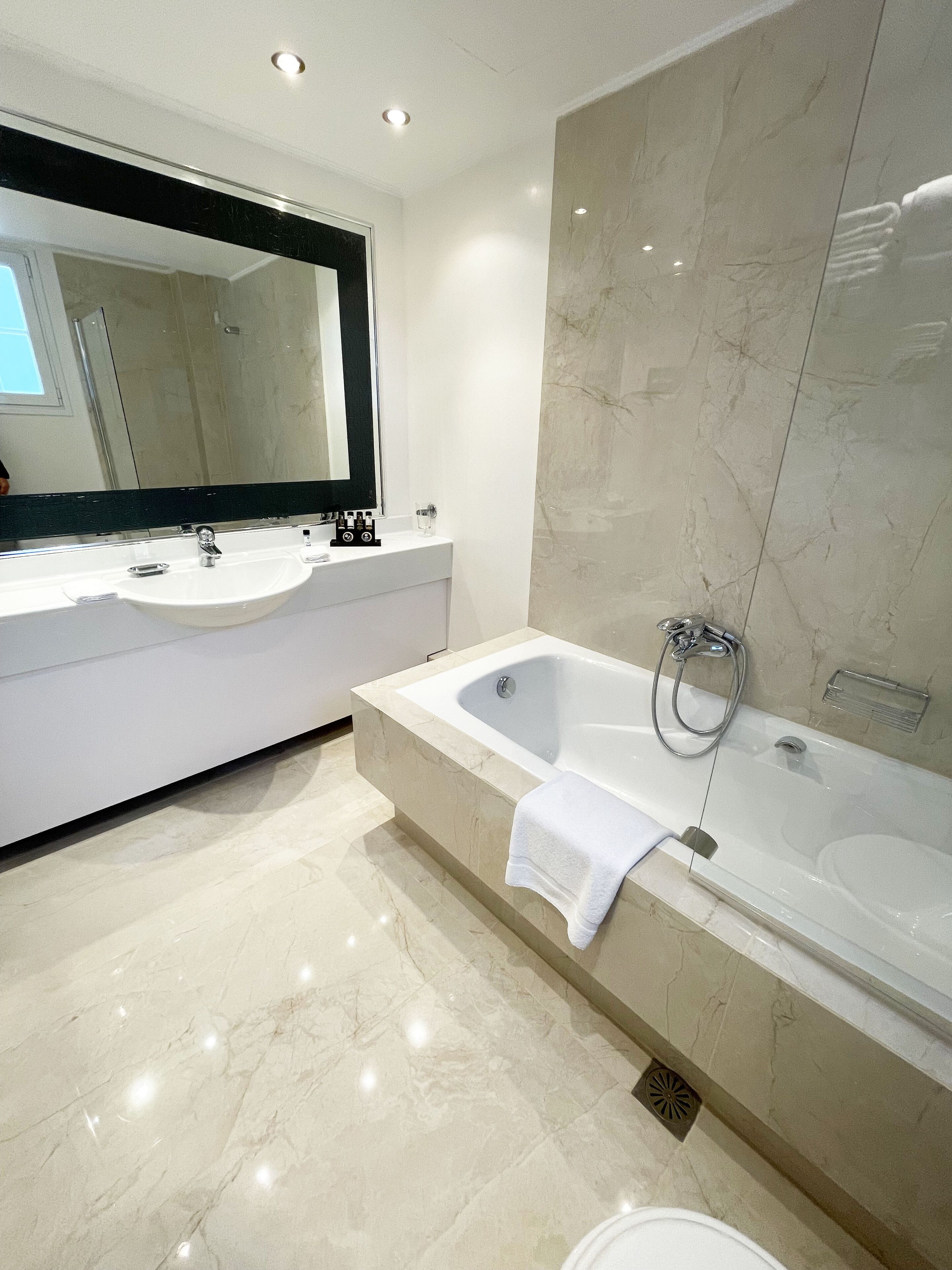 deluxe suite, 2 bedrooms | bathroom | free toiletries, hair dryer, bathrobes, slippers