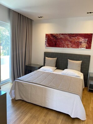 Top-Floor Design Suite | Sengetøy av topp kvalitet, minibar og safe på rommet