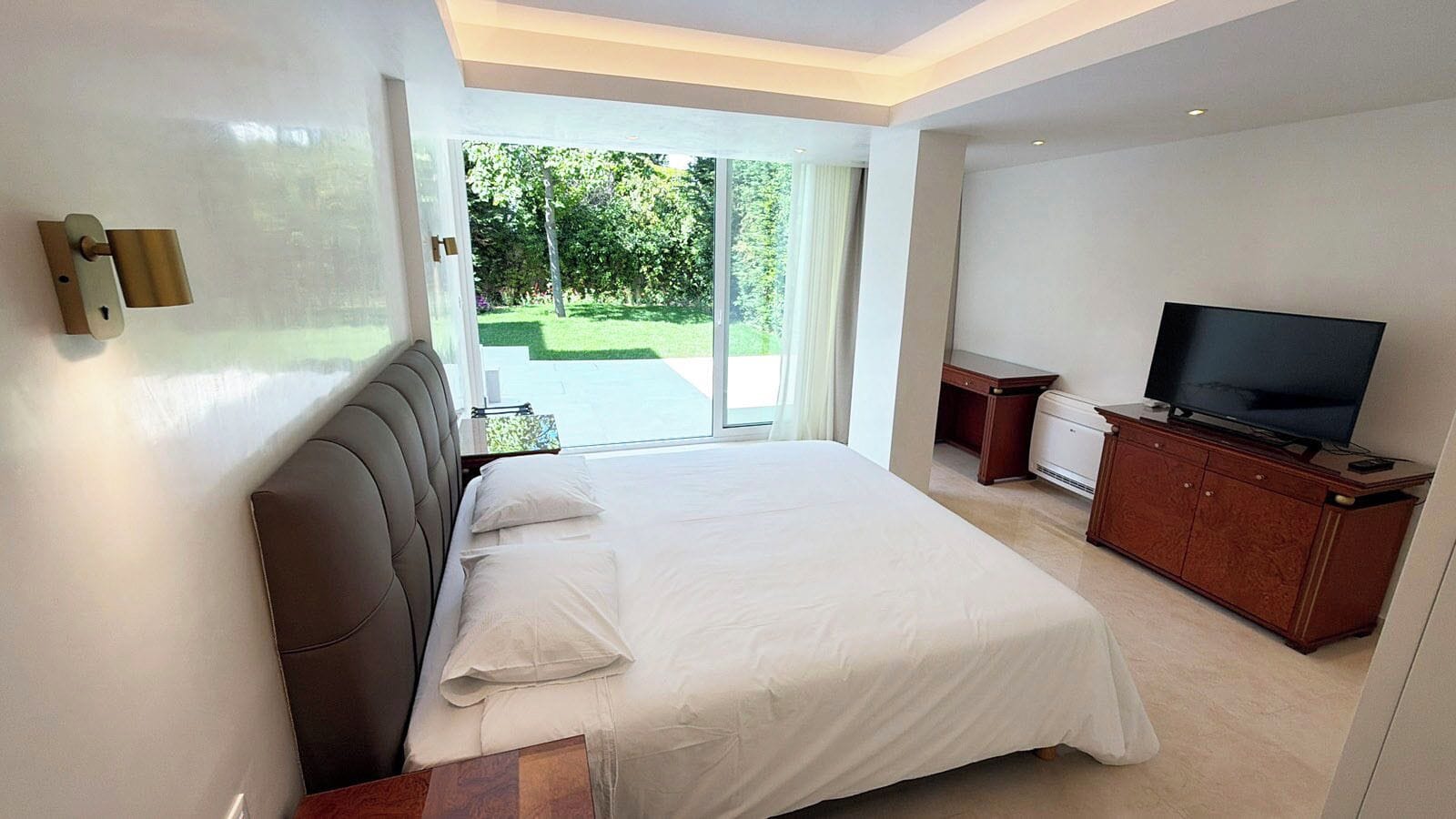 Garden Suite | Premium bedding, minibar, in-room safe, individually decorated