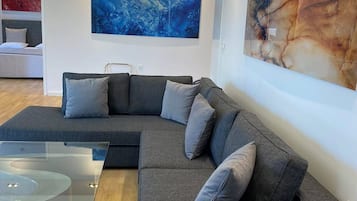 Top-Floor Design Suite | 客廳 | 32 吋LCD 電視連精選電視頻道、電視