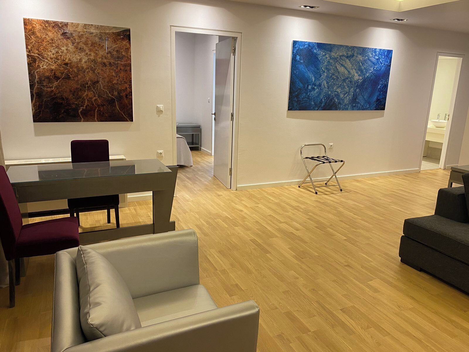 top-floor design suite | living area | 32-inch lcd tv with premium tv channels, tv