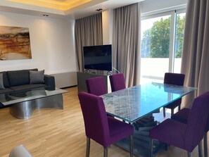 Top-Floor Design Suite | Oppholdsområde | En 32-tommers LCD-TV med førsteklasses TV-kanaler samt TV