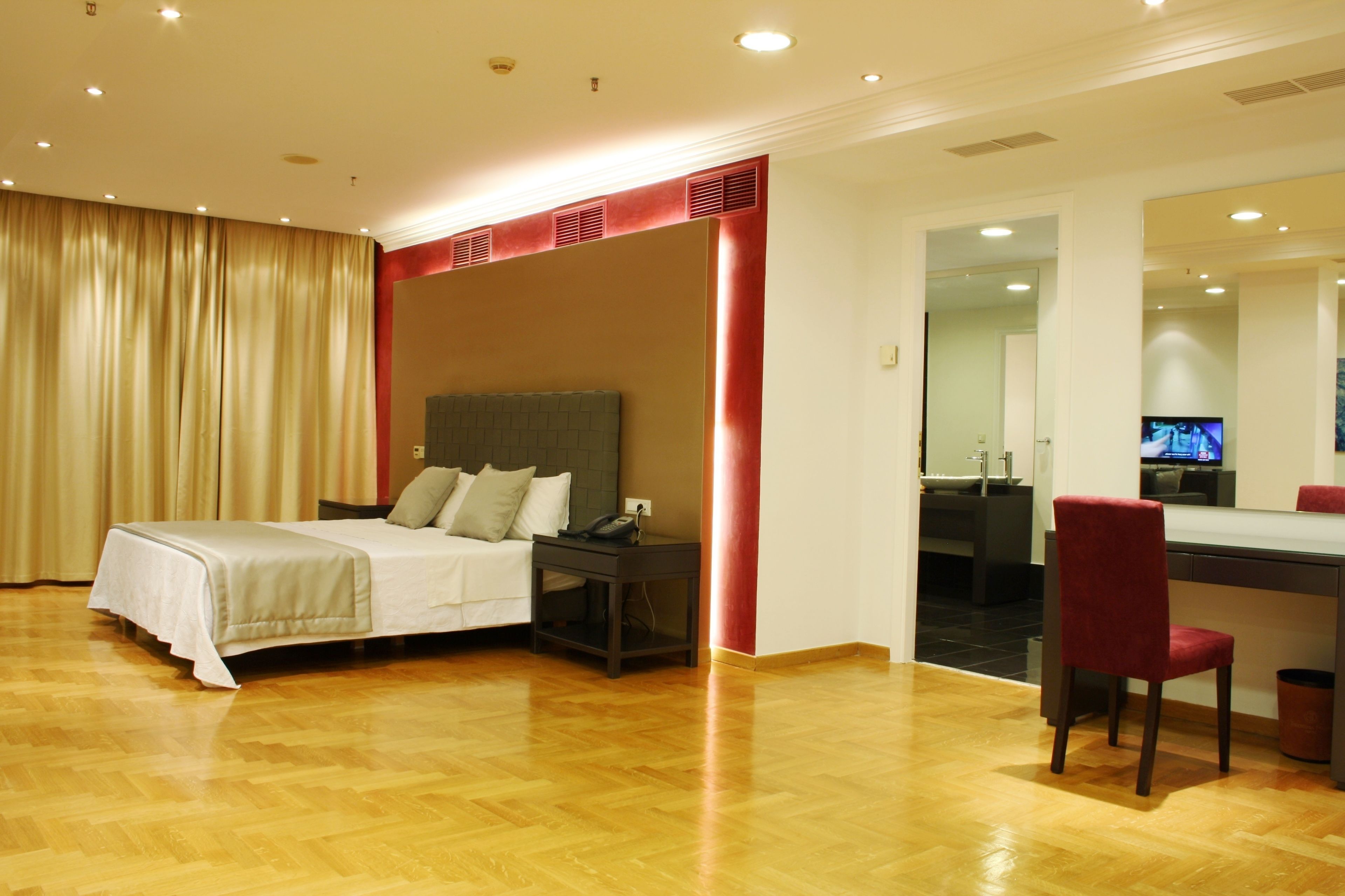 suite (semi-basement) | 1 bedroom, premium bedding, minibar, in-room safe