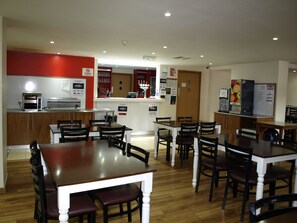 Se sirven desayunos, cenas y cocina europea moderna 