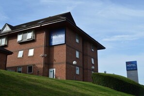 Escritorio, tabla de planchar con plancha, wifi gratis y ropa de cama 