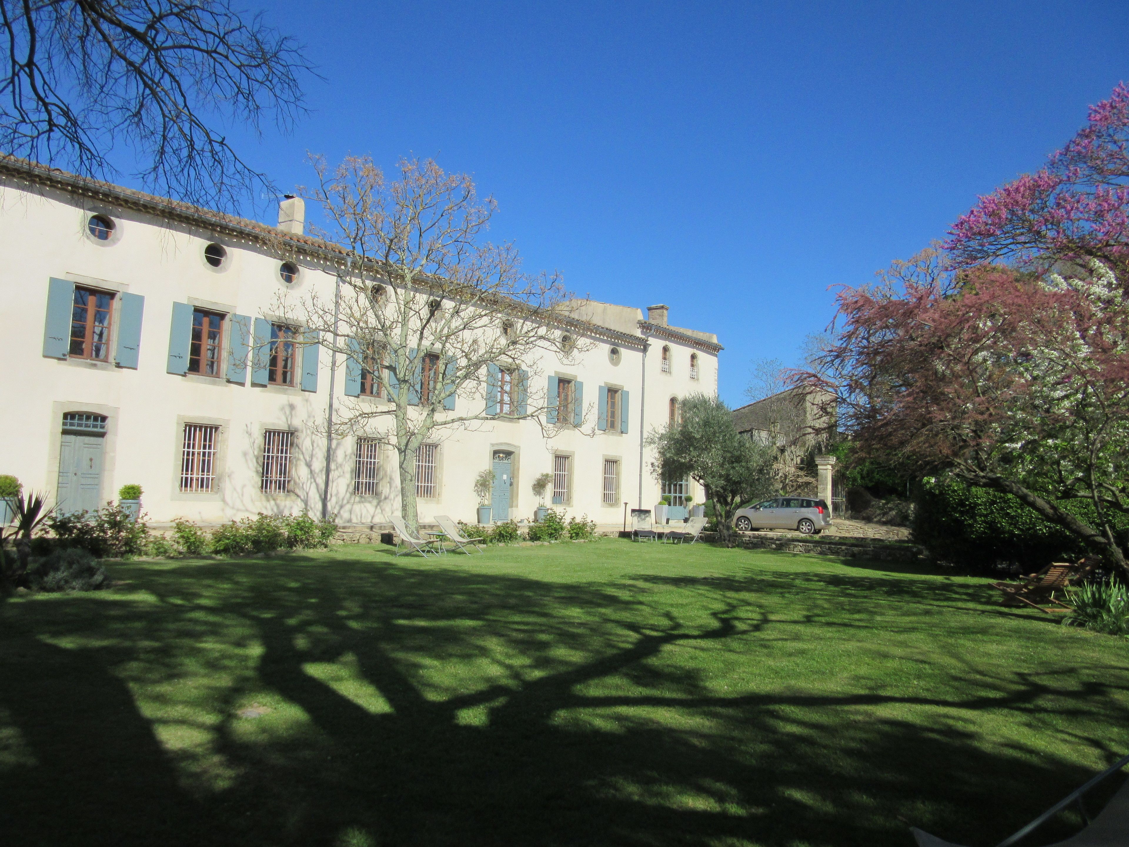 Vista frontal de la propiedad