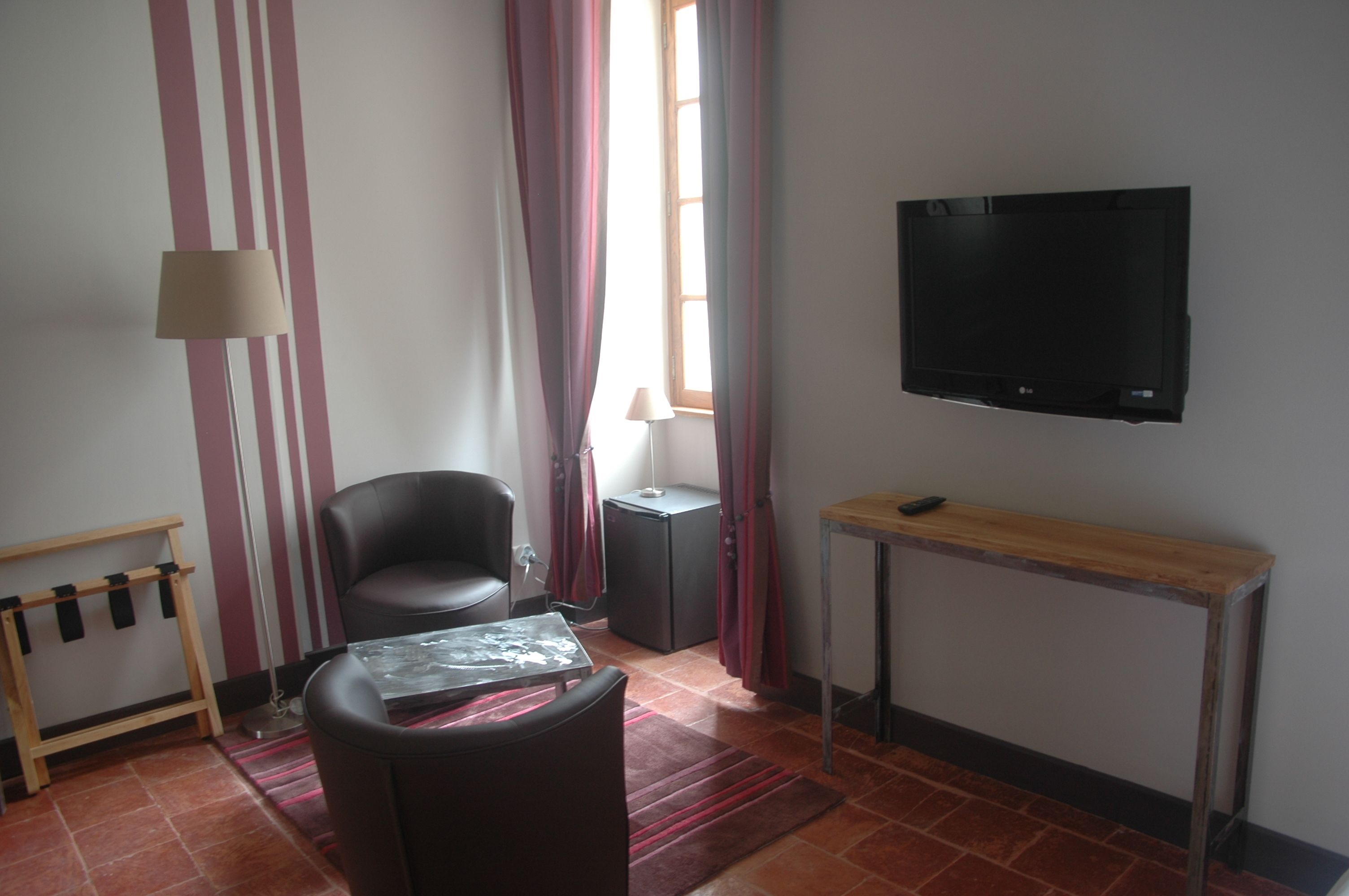 deluxe double room, 1 queen bed | living area | 100-cm flat-screen tv with digital channels, tv