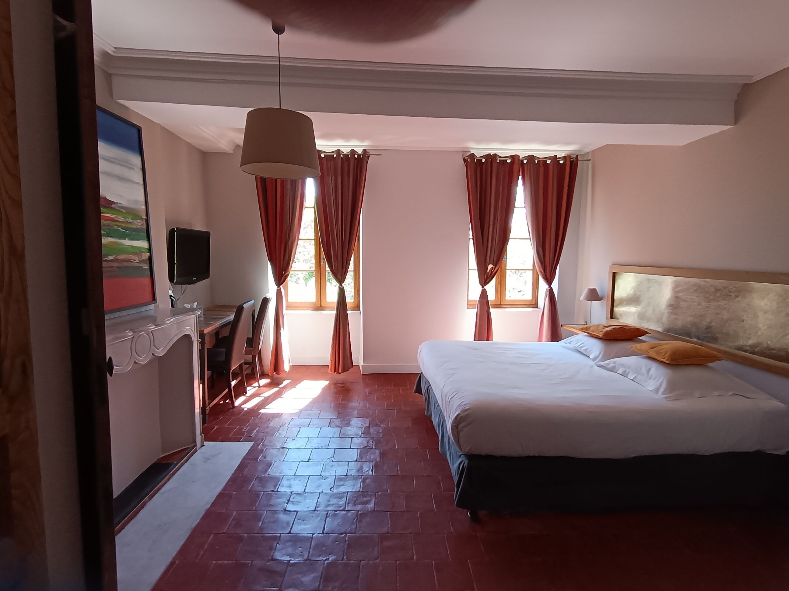 Quarto casal superior, 1 cama Queen | Frigobar, cofres nos quartos, individualmente decorados
