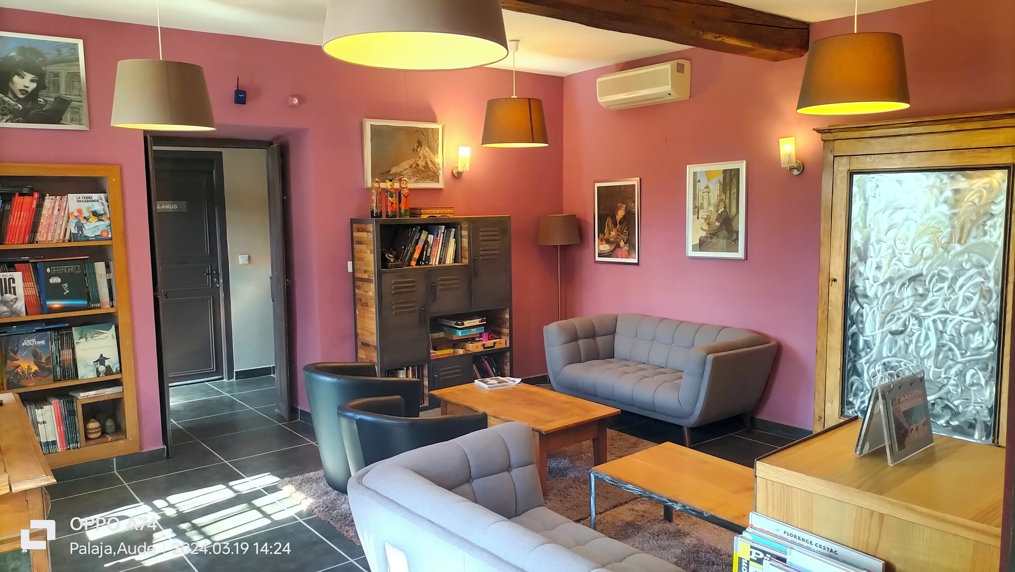 100-cm flat-screen tv with digital channels, tv